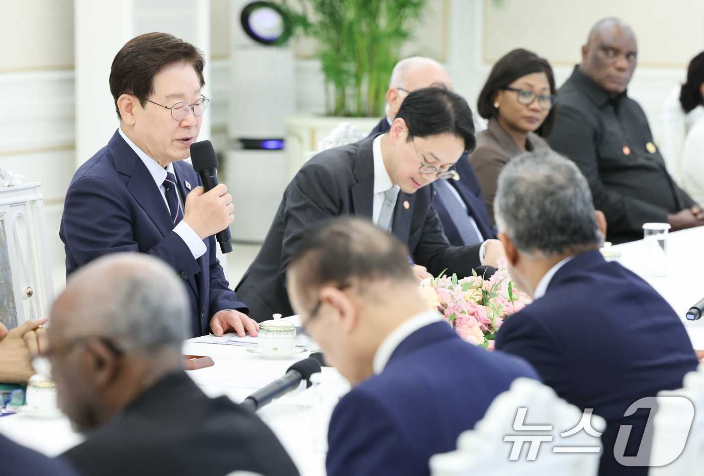 (서울=뉴스1) 이재명 기자 = 이재명 대통령이 2일 청와대에서 한·아프리카 외교장관회의 참석 대표단을 접견, 발언하고 있다. 2026.6.2/뉴스1