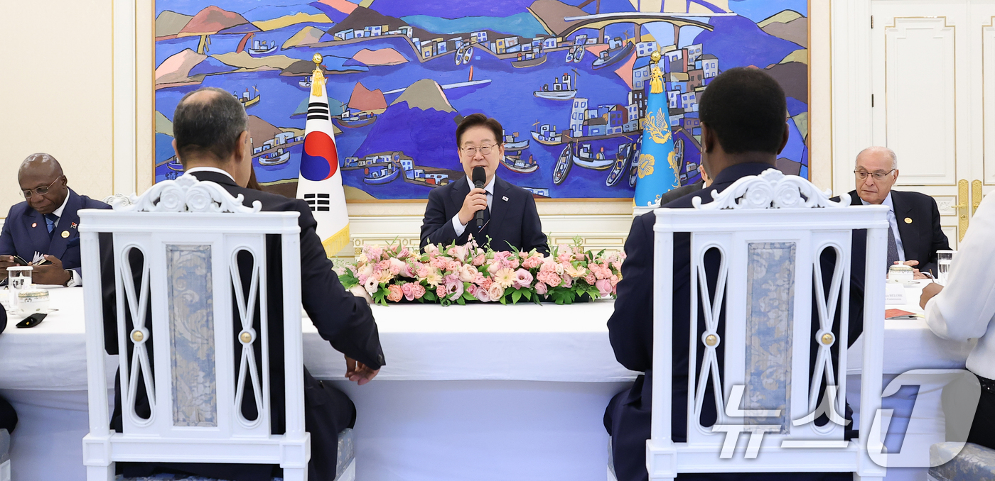 (서울=뉴스1) 이재명 기자 = 이재명 대통령이 2일 청와대에서 한·아프리카 외교장관회의 참석 대표단을 접견, 발언하고 있다. 2026.6.2/뉴스1