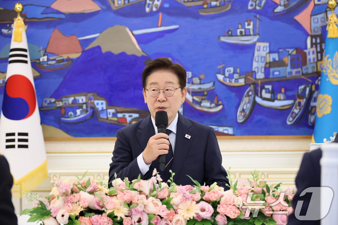 (서울=뉴스1) 이재명 기자 = 이재명 대통령이 2일 청와대에서 한·아프리카 외교장관회의 참석 대표단을 접견, 발언하고 있다. 2026.6.2/뉴스1