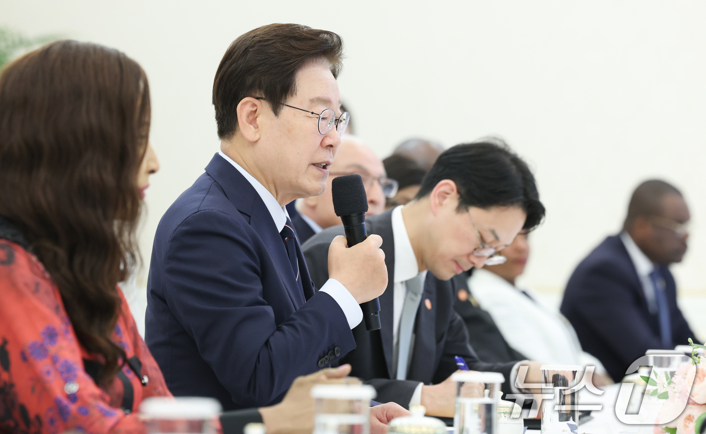 (서울=뉴스1) 이재명 기자 = 이재명 대통령이 2일 청와대에서 한·아프리카 외교장관회의 참석 대표단을 접견, 발언하고 있다. 2026.6.2/뉴스1