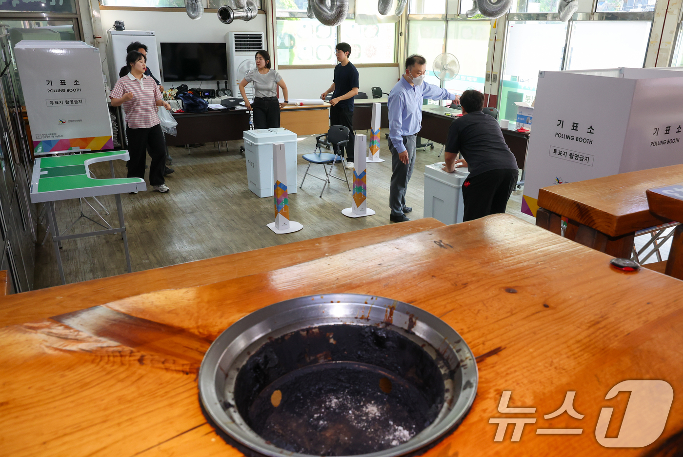 (광명=뉴스1) 안은나 기자 = 제9회 전국동시지방선거일을 하루 앞둔 2일 경기 광명시 상상초월돼지갈비에서 선거사무원들이 소하2동 제4투표소 설치 작업에 한창이다. 2026.6.2 …
