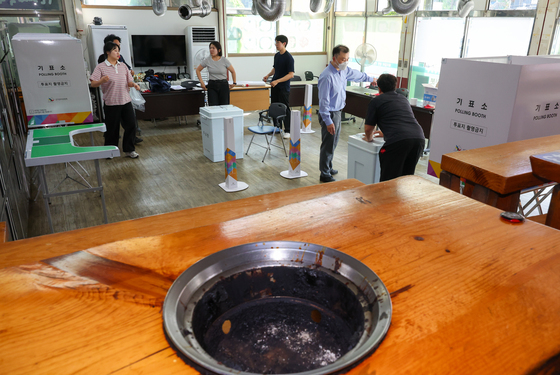투표소로 변신 중인 돼지갈빗집