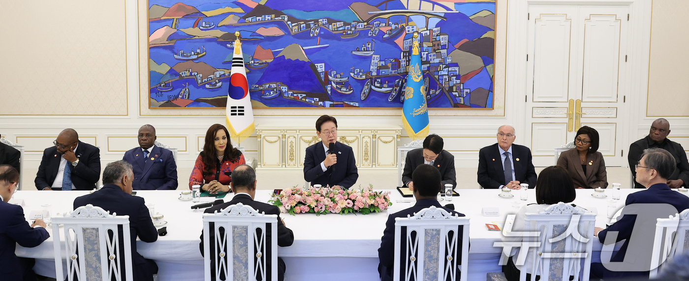 (서울=뉴스1) 이재명 기자 = 이재명 대통령이 2일 청와대에서 한·아프리카 외교장관회의 참석 대표단을 접견, 발언하고 있다. 2026.6.2/뉴스1