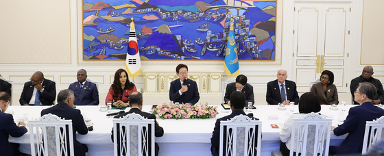 한·아프리카 외교장관회의 대표단 접견하는 이재명 대통령