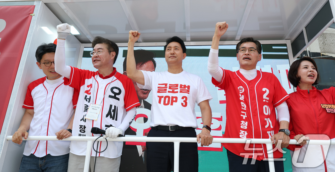 (서울=뉴스1) 박지혜 기자 = 오세훈 국민의힘 서울시장 후보가 2일 서울 양천구 신곡시장에서 유권자들을 향해 지지를 호소하고 있다. 2026.6.2/뉴스1