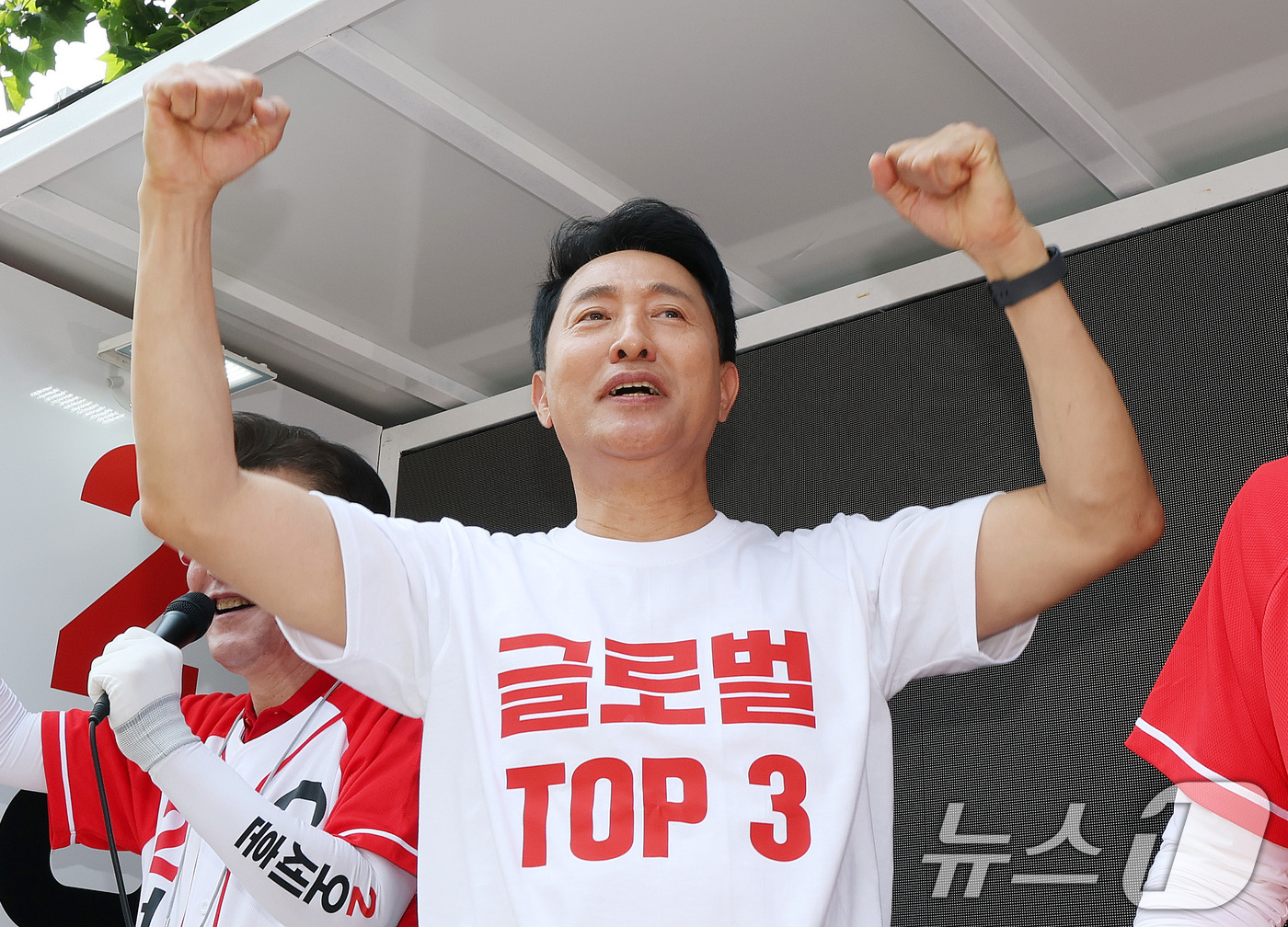 (서울=뉴스1) 박지혜 기자 = 오세훈 국민의힘 서울시장 후보가 2일 서울 양천구 신곡시장에서 유권자들을 향해 지지를 호소하고 있다. 2026.6.2/뉴스1