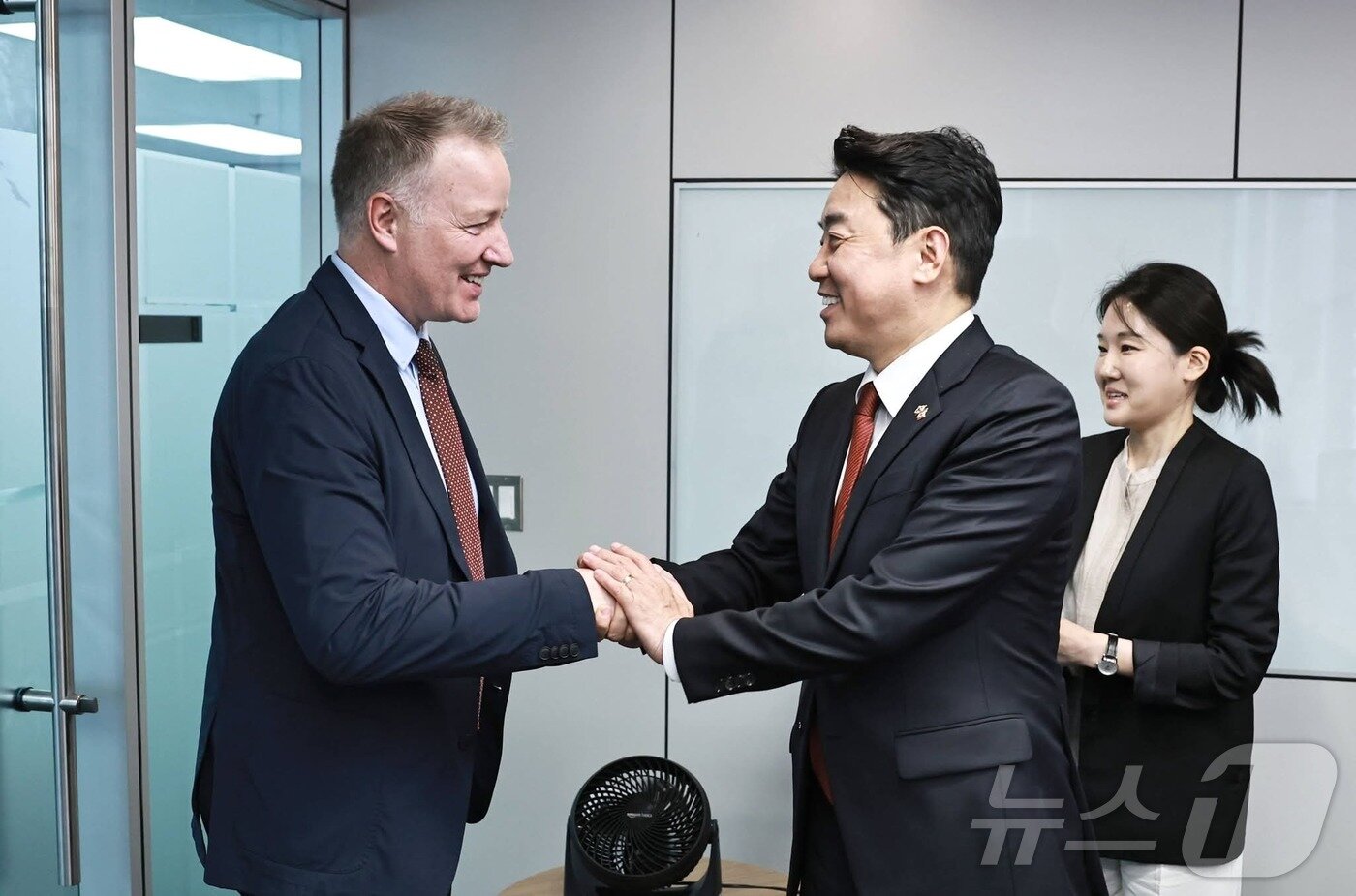 본문 이미지 - 강훈식 대통령비서실장이 지난 1일(현지시간) 캐나다 오타와에서 스티븐 퓨어 국방조달국무장관과 만나 악수를 나누고 있다.(강 비서실장 페이스북 갈무리) ⓒ 뉴스1 한재준 기자
