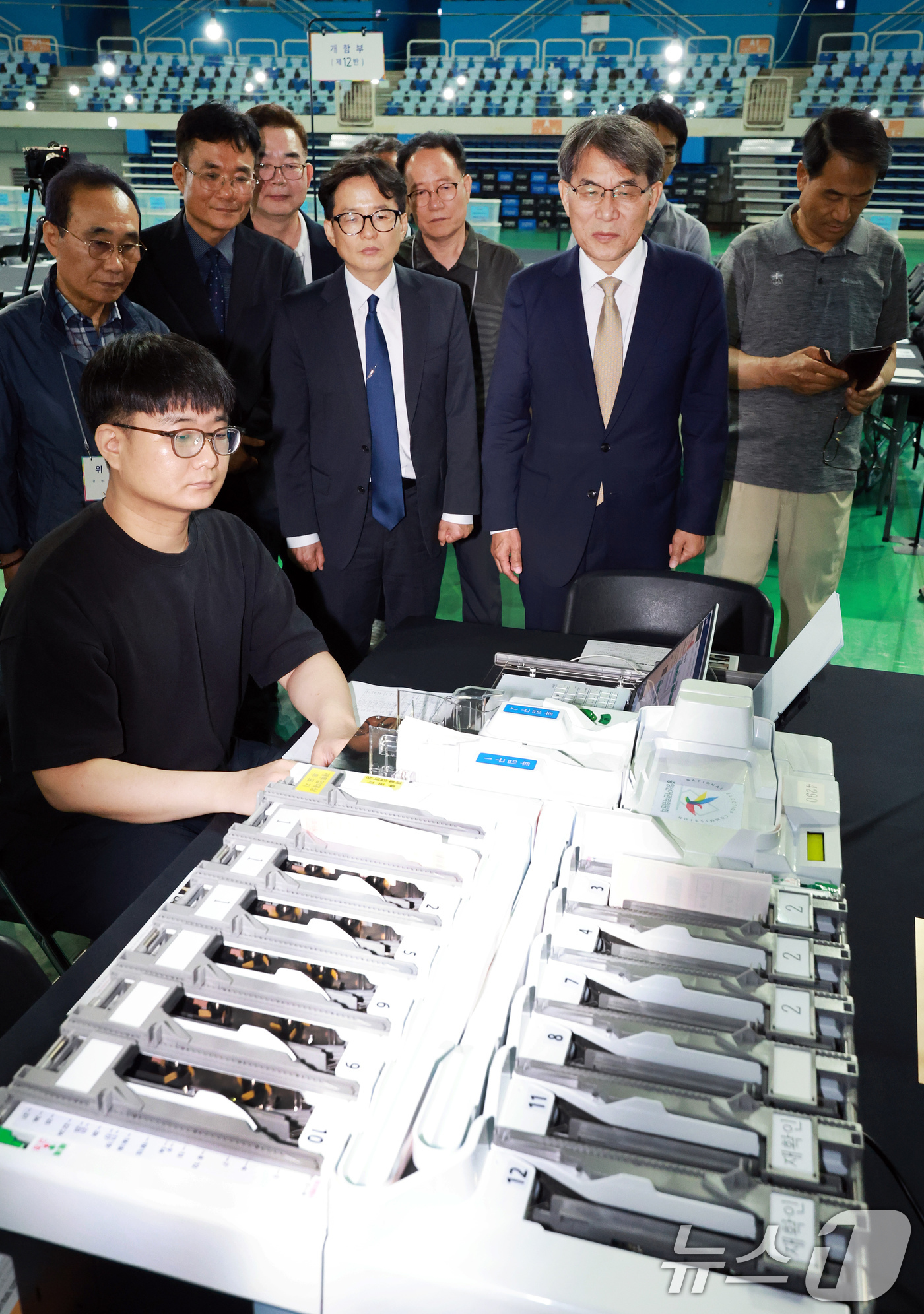 (인천=뉴스1) 이호윤 기자 = 노태악 중앙선거관리위원장이 제9회 전국동시지방선거를 하루 앞둔 2일 인천 남동구 남동체육관에 마련된 개표소를 점검하고 있다. 2026.6.2/뉴스1 …