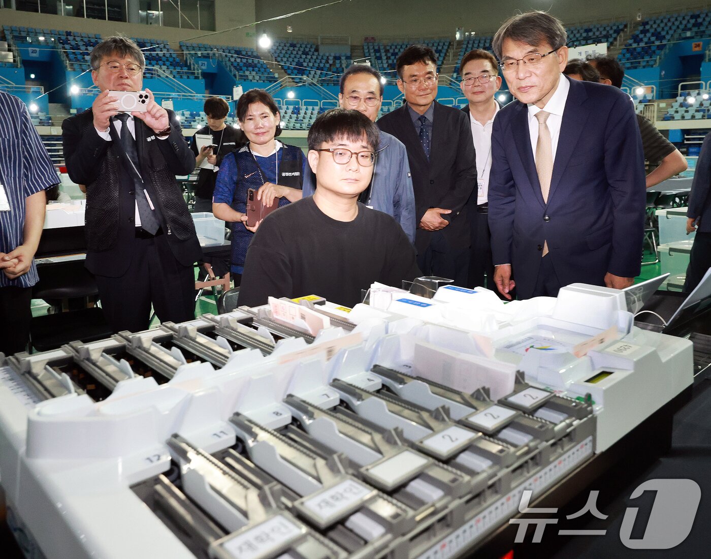 본문 이미지 - 노태악 중앙선거관리위원장이 제9회 전국동시지방선거를 하루 앞둔 2일 인천 남동구 남동체육관에 마련된 개표소를 점검하고 있다. 2026.6.2 ⓒ 뉴스1 이호윤 기자