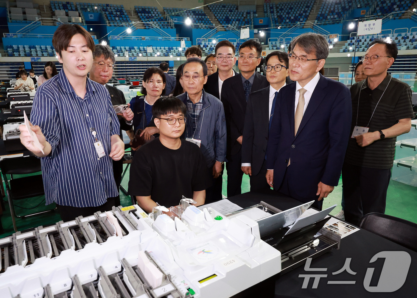 (인천=뉴스1) 이호윤 기자 = 노태악 중앙선거관리위원장이 제9회 전국동시지방선거를 하루 앞둔 2일 인천 남동구 남동체육관에 마련된 개표소를 점검하고 있다. 2026.6.2/뉴스1 …