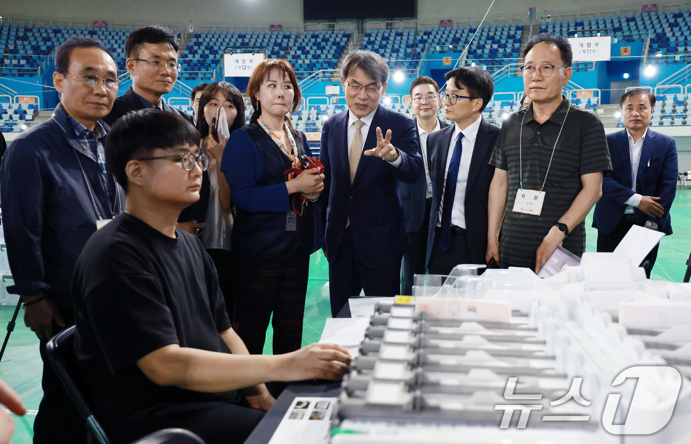 (인천=뉴스1) 이호윤 기자 = 노태악 중앙선거관리위원장이 제9회 전국동시지방선거를 하루 앞둔 2일 인천 남동구 남동체육관에 마련된 개표소를 점검하고 있다. 2026.6.2/뉴스1 …