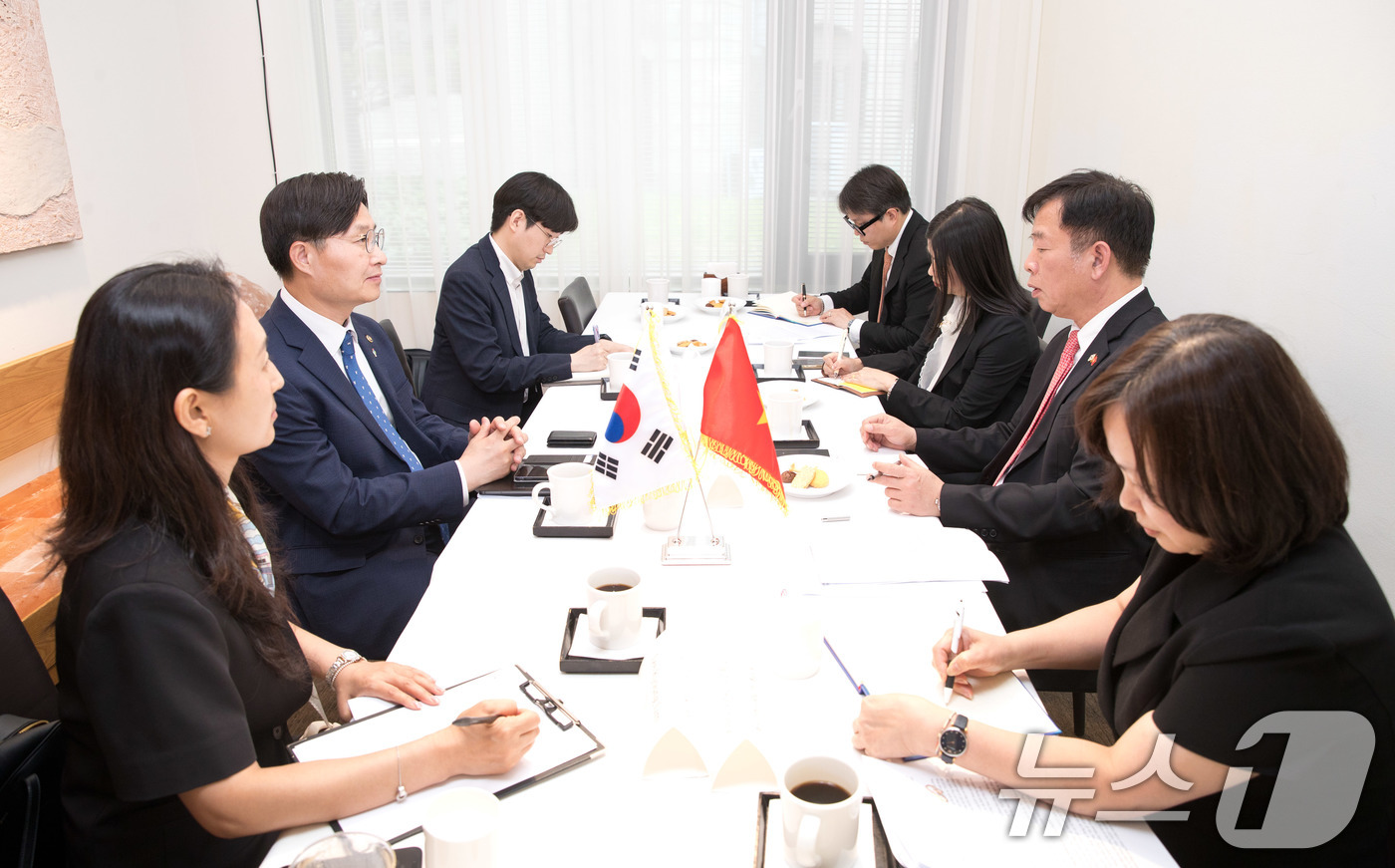 (서울=뉴스1) = 구혁채 과학기술정보통신부 제1차관이 2일 오후 서울 중구 달개비에서 부 호 주한베트남대사와 과학기술 협력방안에 대해 논의하고 있다. (과학기술정보통신부 제공. …