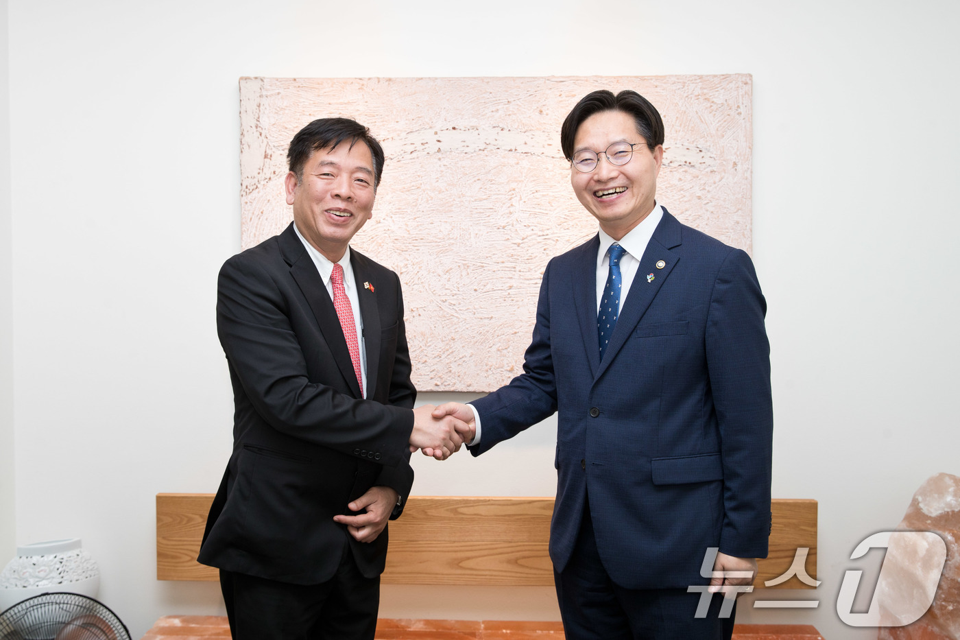 (서울=뉴스1) = 구혁채 과학기술정보통신부 제1차관이 2일 오후 서울 중구 달개비에서 부 호 주한베트남대사와 과학기술 협력방안에 대해 논의하기에 앞서 악수하고 있다. (과학기술정 …