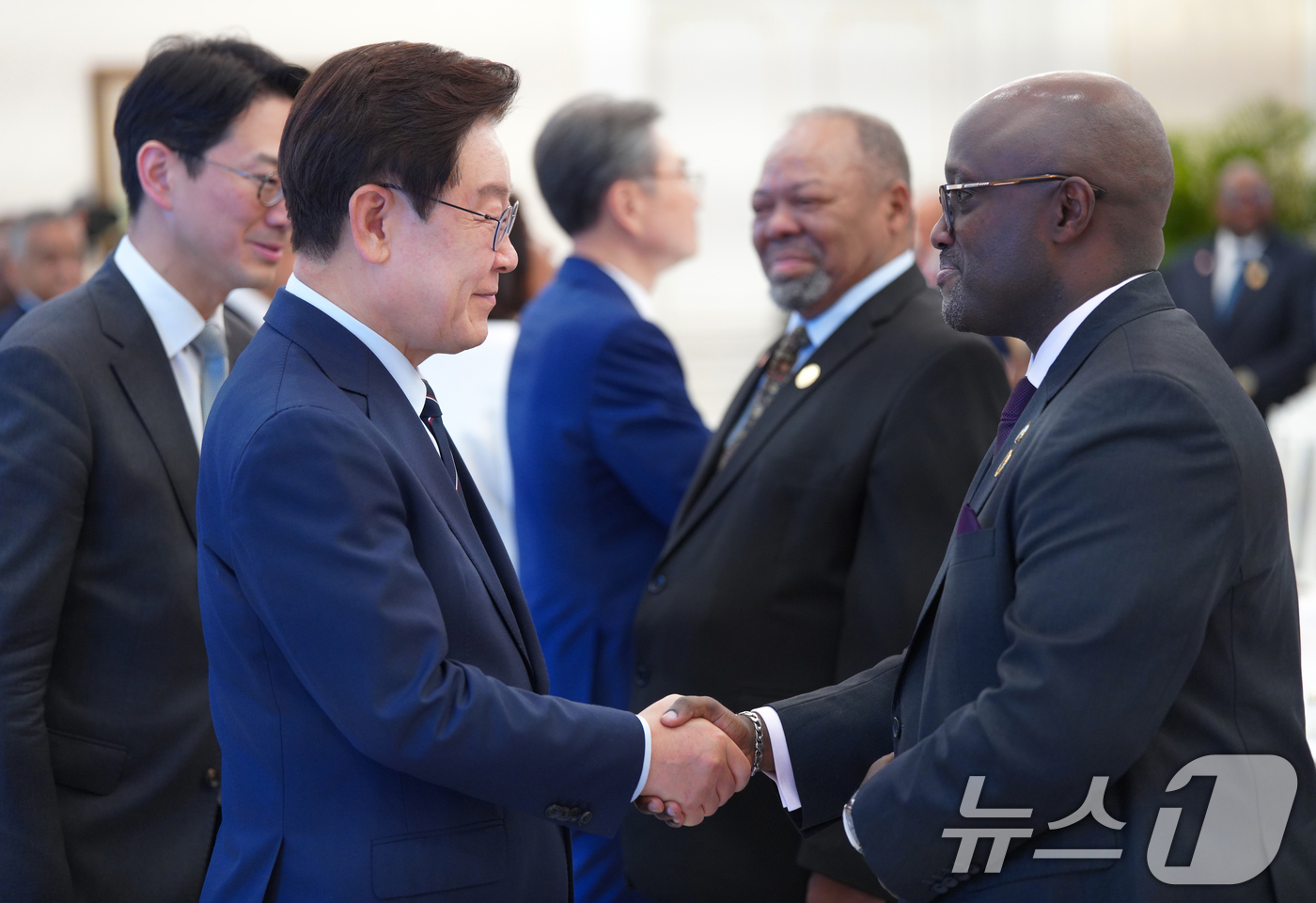 (서울=뉴스1) 이재명 기자 = 이재명 대통령이 2일 청와대에서 한·아프리카 외교장관회의 참석 대표단을 접견하고 있다. 2026.6.2/뉴스1