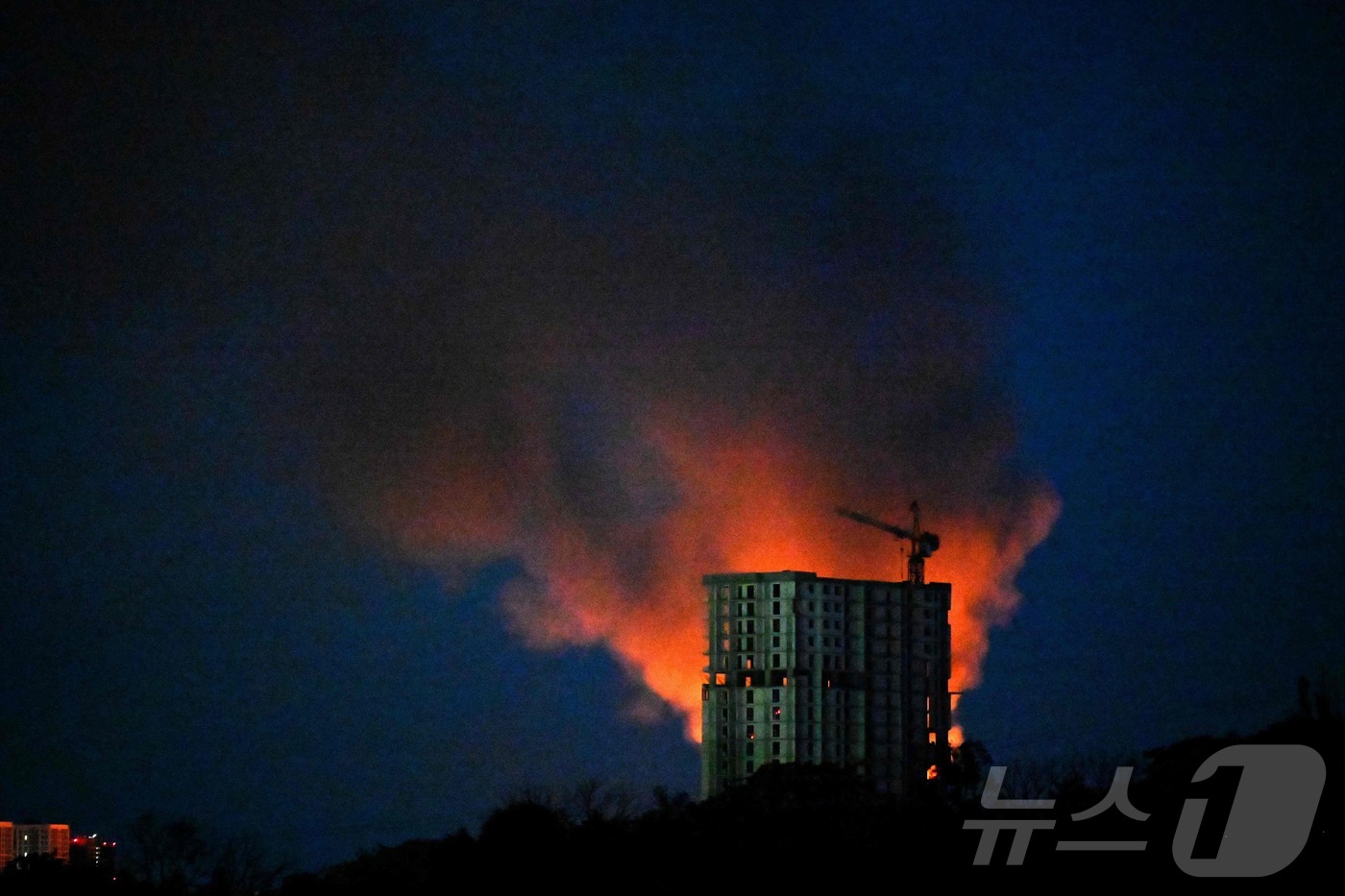 (키이우 AFP=뉴스1) 김경민 기자 = 러시아의 미사일 공격 후 2일(현지시간) 우크라이나 키이우 한 건물에서 연기가 피어오르고 있다. 2026.6.2ⓒ AFP=뉴스1