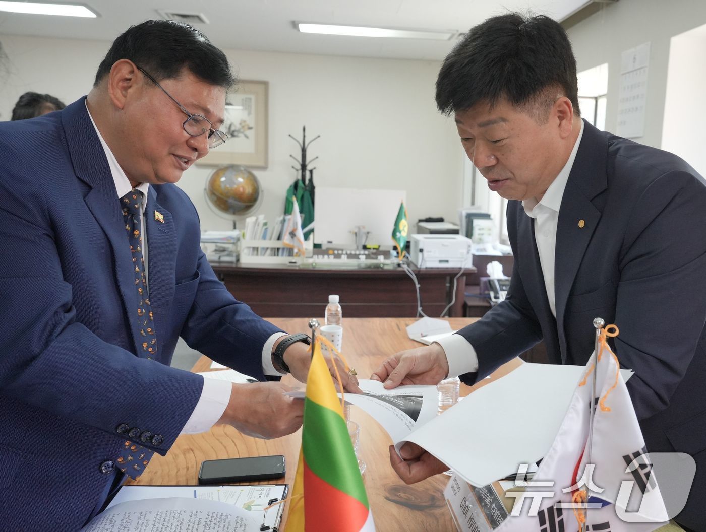 (서울=뉴스1) = 최형재 새마을운동중앙회 사무총장(오른쪽)이 2일 경기도 성남시 새마을운동중앙회를 찾은 묘 민트 마웅 주한 미얀마 대리대사와 미얀마의 새마을운동 추진 현황을 공유 …