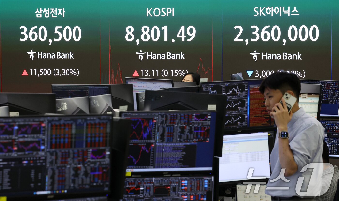 본문 이미지 - 코스피 지수가 8800선을 돌파하며 최고치를 경신한 2일 서울 중구 하나은행 본점 딜링룸 전광판에 종가가 나오고 있다. 2026.6.2 ⓒ 뉴스1 김성진 기자