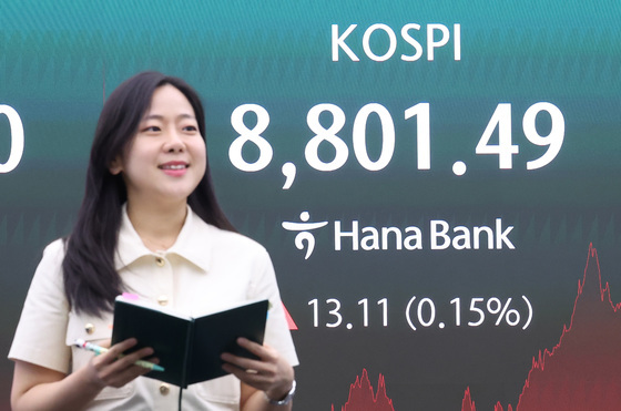 롤러코스터 뚫은 코스피, 8800선 돌파