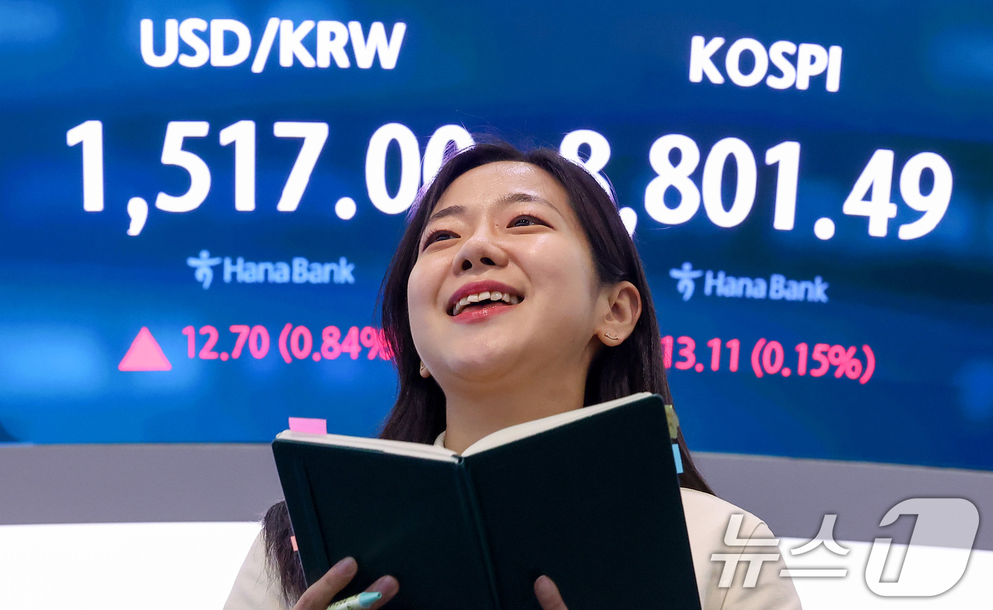 (서울=뉴스1) 김성진 기자 = 코스피 지수가 8800선을 돌파하며 최고치를 경신한 2일 서울 중구 하나은행 본점 딜링룸 전광판에 종가가 나오고 있다.이날 코스피는 전일 종가와 비 …