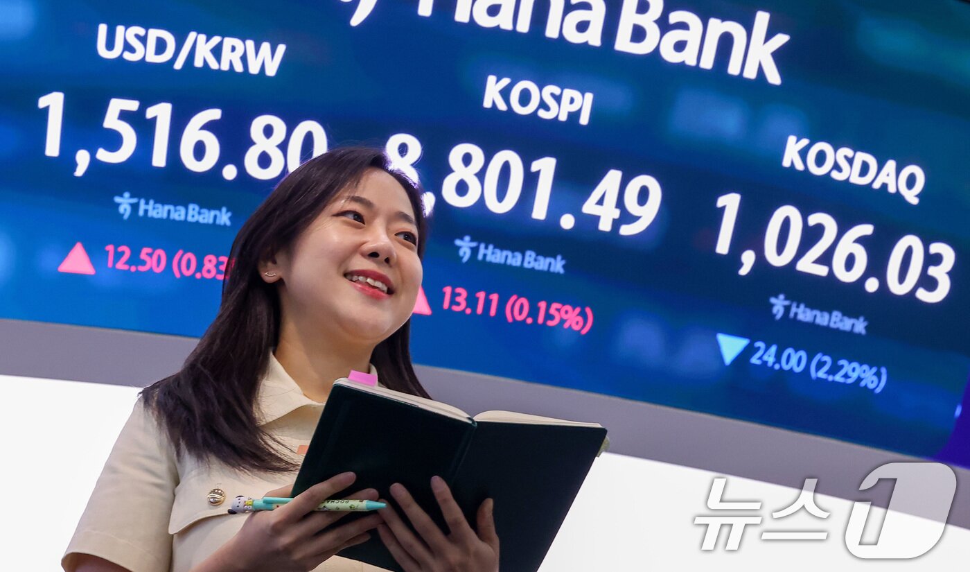 본문 이미지 - 코스피 지수가 8800선을 돌파하며 최고치를 경신한 2일 서울 중구 하나은행 본점 딜링룸 전광판에 종가가 나오고 있다. 2026.6.2 ⓒ 뉴스1 김성진 기자