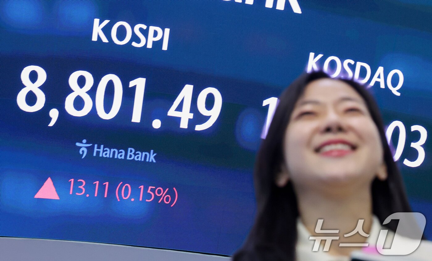 본문 이미지 - 코스피 지수가 8800선을 돌파하며 최고치를 경신한 2일 서울 중구 하나은행 본점 딜링룸 전광판에 종가가 나오고 있다. 2026.6.2 ⓒ 뉴스1 김성진 기자