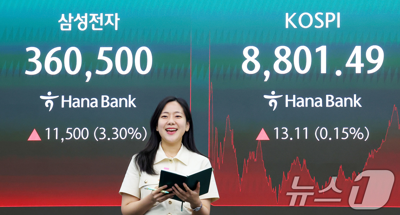 (서울=뉴스1) 김성진 기자 = 코스피 지수가 8800선을 돌파하며 최고치를 경신한 2일 서울 중구 하나은행 본점 딜링룸 전광판에 종가가 나오고 있다.이날 코스피는 전일 종가와 비 …