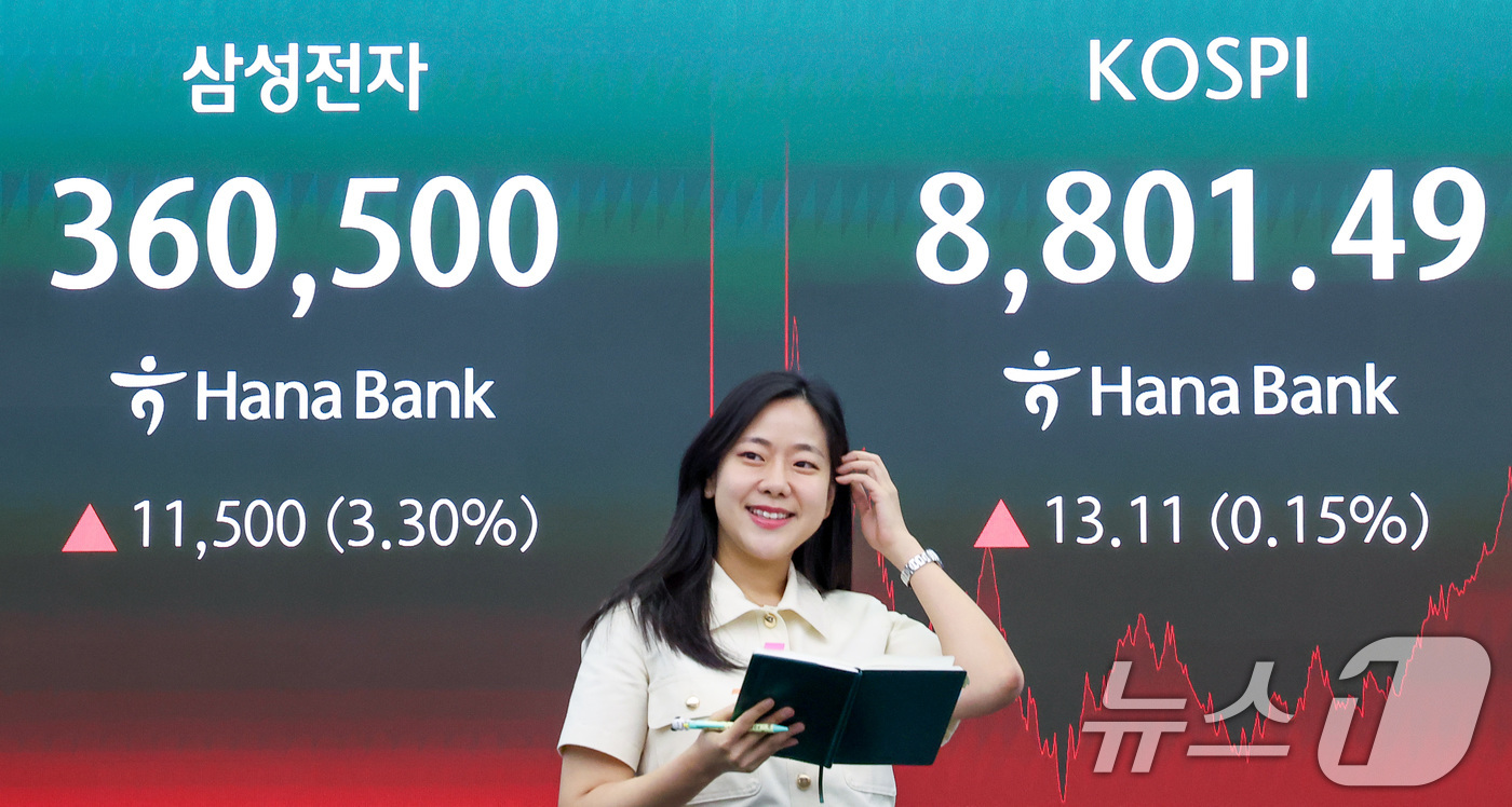 (서울=뉴스1) 김성진 기자 = 코스피 지수가 8800선을 돌파하며 최고치를 경신한 2일 서울 중구 하나은행 본점 딜링룸 전광판에 종가가 나오고 있다.이날 코스피는 전일 종가와 비 …