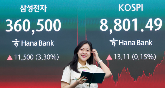 삼성전자 강세에 코스피 최고치 경신, 8800선 마감