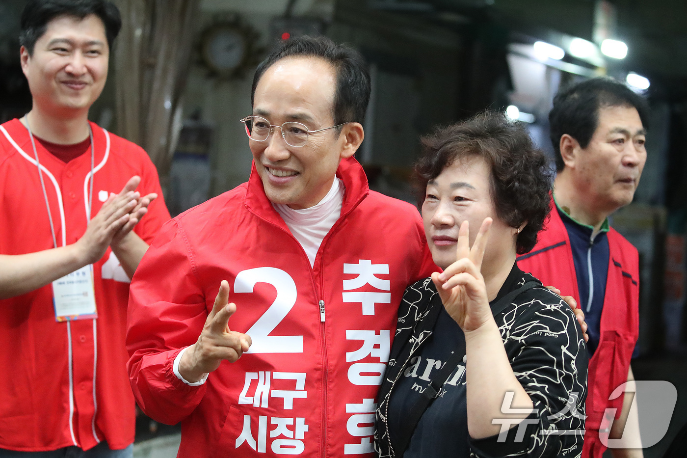 (대구=뉴스1) 공정식 기자 = 추경호 대구시장 후보가 6·3 지방선거를 하루 앞둔 2일 대구 북구 팔달신시장에서 시민들과 만나 지지를 호소하고 있다. 2026.6.2/뉴스1