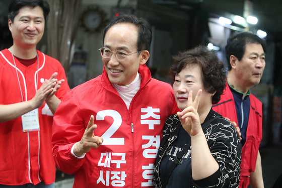 시민과 기념촬영하는 추경호