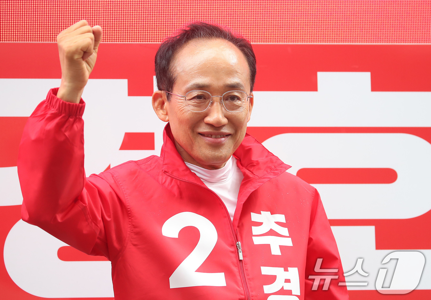 (대구=뉴스1) 공정식 기자 = 추경호 대구시장 후보가 6·3 지방선거를 하루 앞둔 2일 대구 북구 팔달신시장에서 시민들과 만나 지지를 호소하고 있다. 2026.6.2/뉴스1