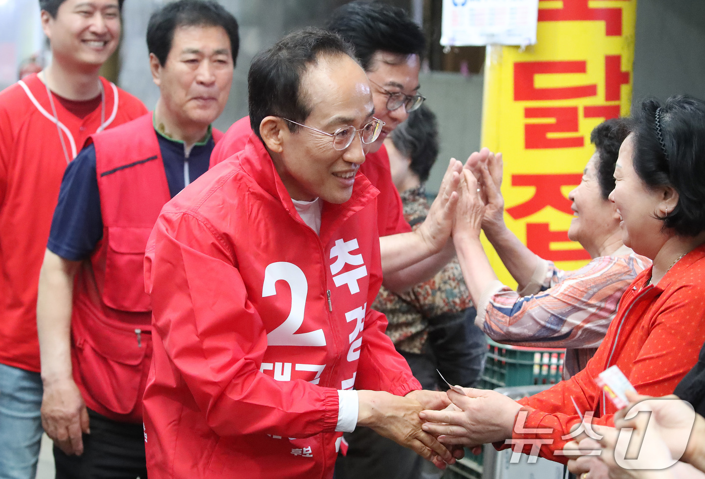 (대구=뉴스1) 공정식 기자 = 추경호 대구시장 후보가 6·3 지방선거를 하루 앞둔 2일 대구 북구 팔달신시장에서 시민들과 만나 지지를 호소하고 있다. 2026.6.2/뉴스1