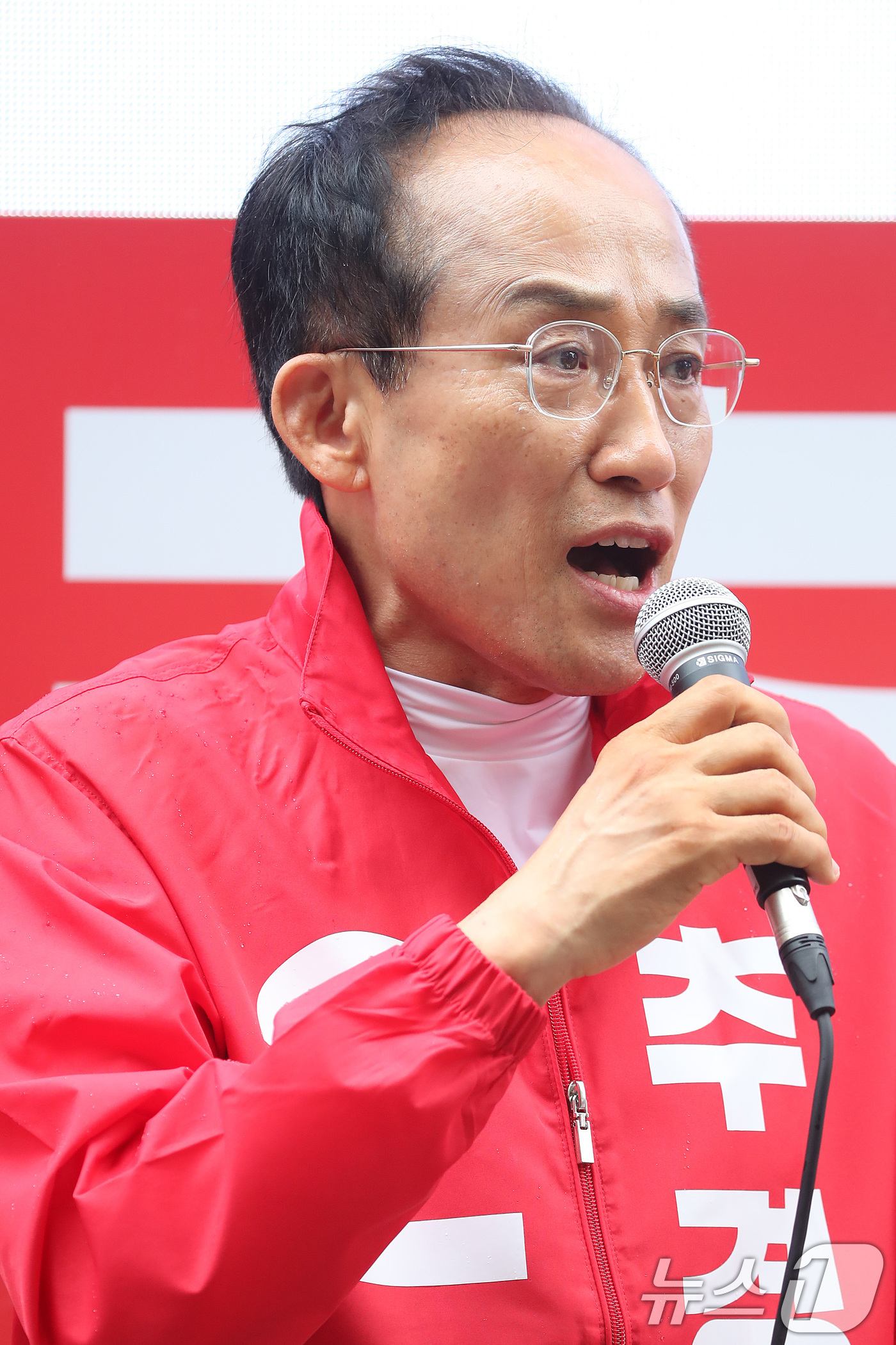 (대구=뉴스1) 공정식 기자 = 추경호 대구시장 후보가 6·3 지방선거를 하루 앞둔 2일 대구 북구 팔달신시장에서 시민들과 만나 지지를 호소하고 있다. 2026.6.2/뉴스1