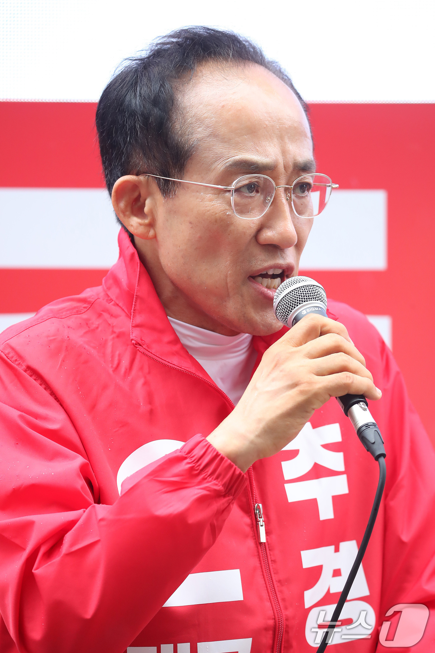 (대구=뉴스1) 공정식 기자 = 추경호 대구시장 후보가 6·3 지방선거를 하루 앞둔 2일 대구 북구 팔달신시장에서 시민들과 만나 지지를 호소하고 있다. 2026.6.2/뉴스1