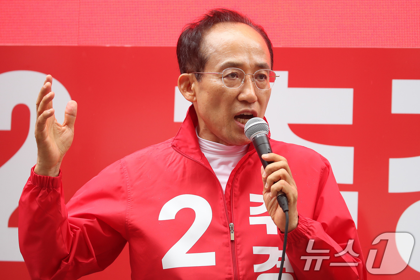 (대구=뉴스1) 공정식 기자 = 추경호 대구시장 후보가 6·3 지방선거를 하루 앞둔 2일 대구 북구 팔달신시장에서 시민들과 만나 지지를 호소하고 있다. 2026.6.2/뉴스1