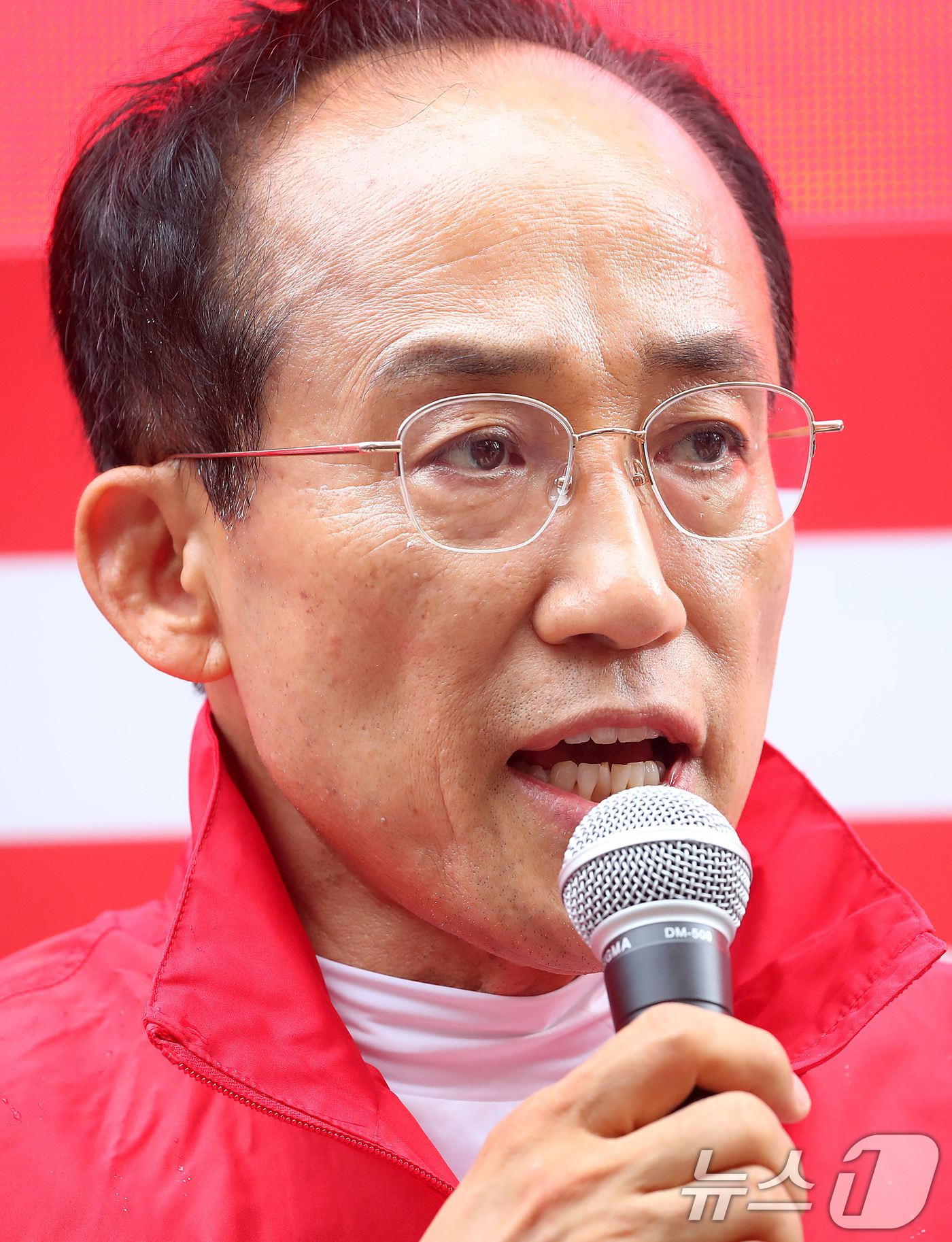 (대구=뉴스1) 공정식 기자 = 추경호 대구시장 후보가 6·3 지방선거를 하루 앞둔 2일 대구 북구 팔달신시장에서 시민들과 만나 지지를 호소하고 있다. 2026.6.2/뉴스1
