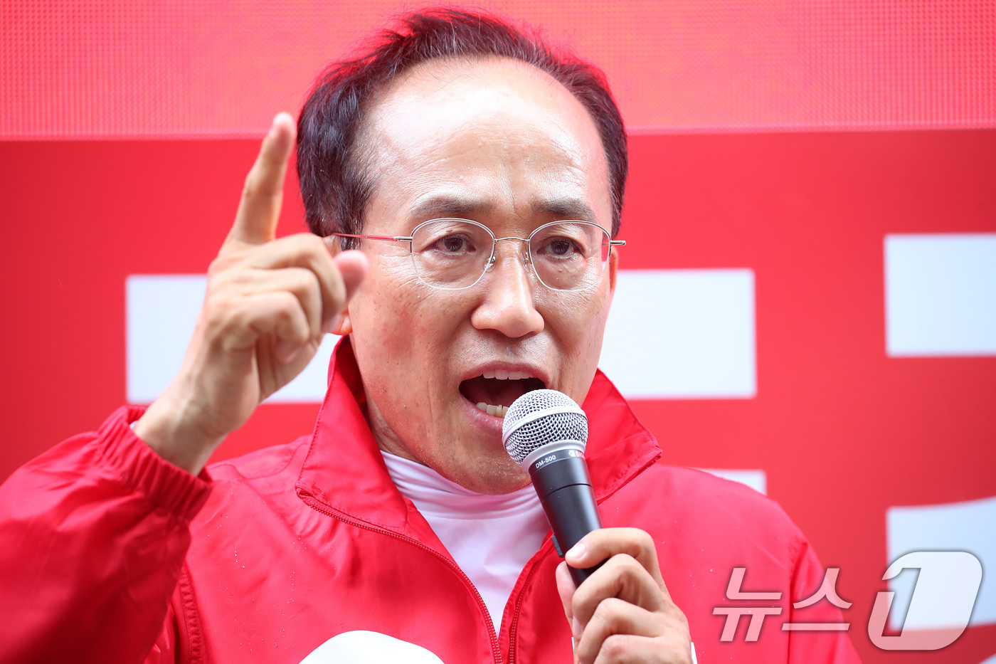 (대구=뉴스1) 공정식 기자 = 추경호 대구시장 후보가 6·3 지방선거를 하루 앞둔 2일 대구 북구 팔달신시장에서 시민들과 만나 지지를 호소하고 있다. 2026.6.2/뉴스1
