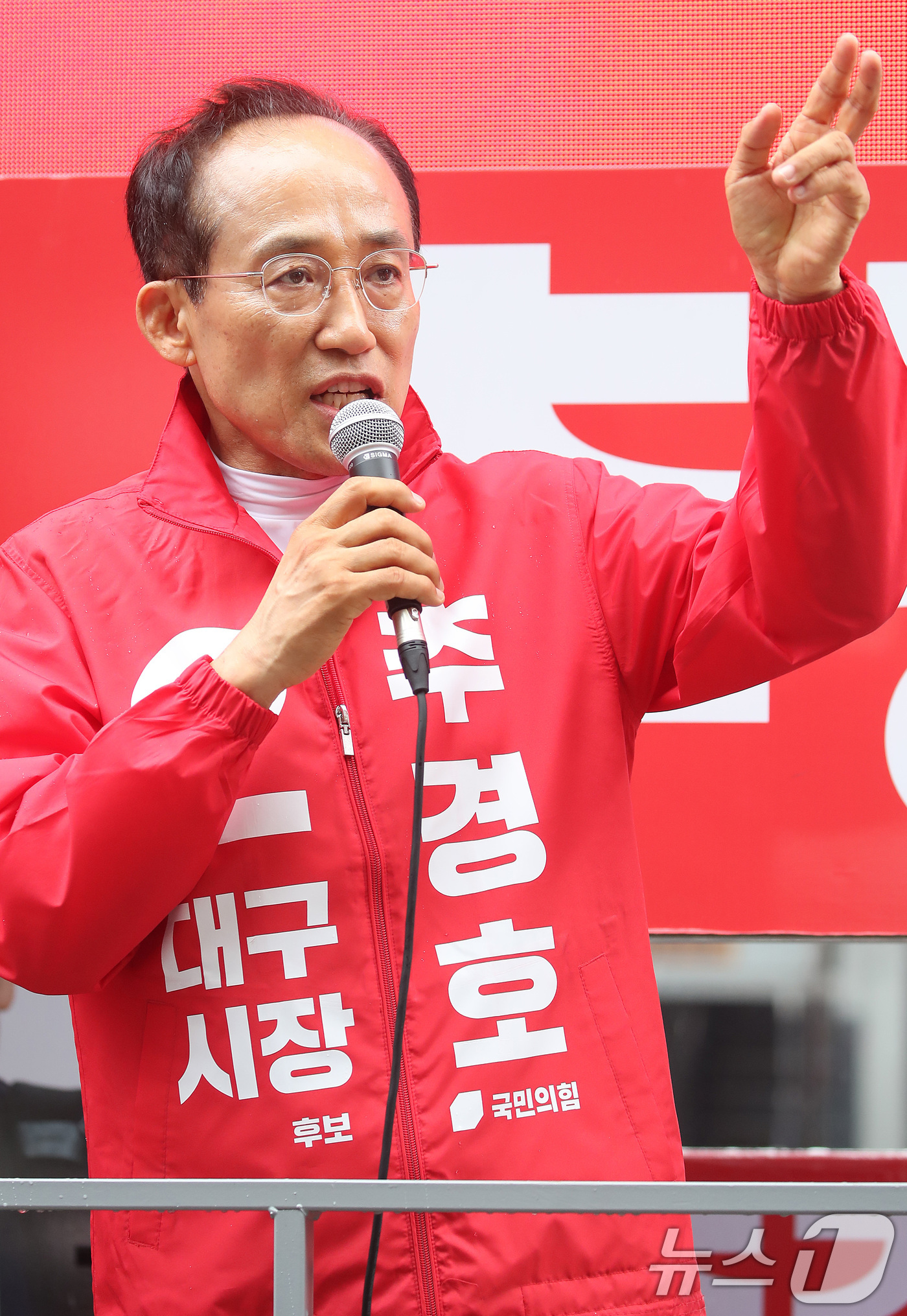 (대구=뉴스1) 공정식 기자 = 추경호 대구시장 후보가 6·3 지방선거를 하루 앞둔 2일 대구 북구 팔달신시장에서 시민들과 만나 지지를 호소하고 있다. 2026.6.2/뉴스1