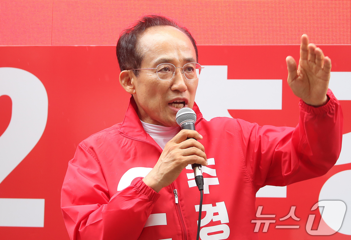 (대구=뉴스1) 공정식 기자 = 추경호 대구시장 후보가 6·3 지방선거를 하루 앞둔 2일 대구 북구 팔달신시장에서 시민들과 만나 지지를 호소하고 있다. 2026.6.2/뉴스1