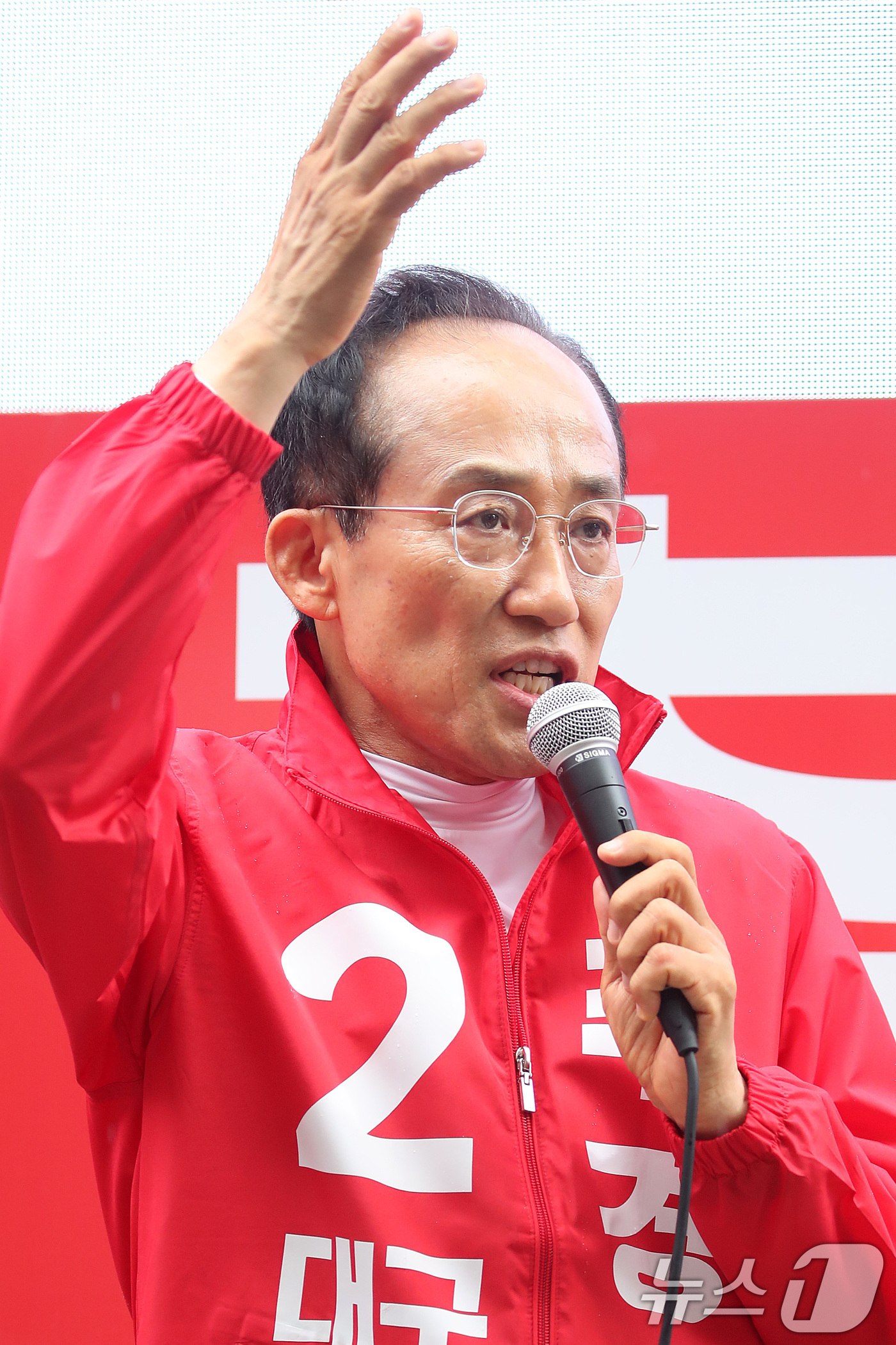 (대구=뉴스1) 공정식 기자 = 추경호 대구시장 후보가 6·3 지방선거를 하루 앞둔 2일 대구 북구 팔달신시장에서 시민들과 만나 지지를 호소하고 있다. 2026.6.2/뉴스1
