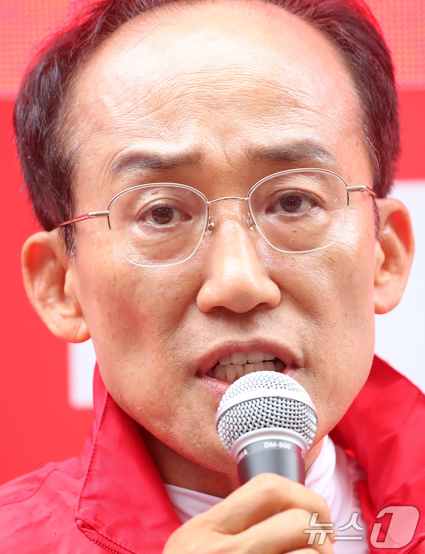(대구=뉴스1) 공정식 기자 = 추경호 대구시장 후보가 6·3 지방선거를 하루 앞둔 2일 대구 북구 팔달신시장에서 시민들과 만나 지지를 호소하고 있다. 2026.6.2/뉴스1
