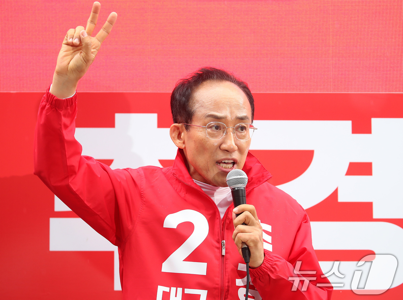 (대구=뉴스1) 공정식 기자 = 추경호 대구시장 후보가 6·3 지방선거를 하루 앞둔 2일 대구 북구 팔달신시장에서 시민들과 만나 지지를 호소하고 있다. 2026.6.2/뉴스1