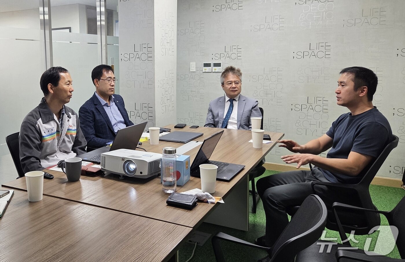 본문 이미지 - 팜스코 이천농장에 방문한 윤진현 전남대 동물자원학부 교수(맨 오른쪽부터)와 문두환 대한수의사회 수석부회장, 박점수 팜스코 대표, 변상천 팜스코 이천농장 농장장이 동물복지 활성화 방안에 대해 논의하고 있다. ⓒ 뉴스1 한송아 기자