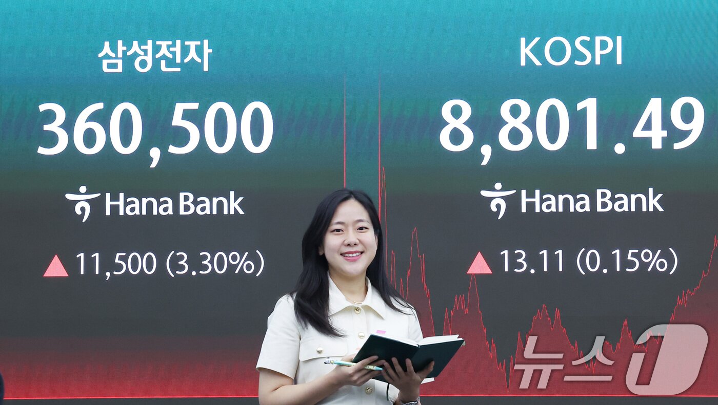 본문 이미지 - 코스피 지수가 8800선을 돌파하며 최고치를 경신한 2일 서울 중구 하나은행 본점 딜링룸 전광판에 종가가 나오고 있다. 2026.6.2 ⓒ 뉴스1 김성진 기자