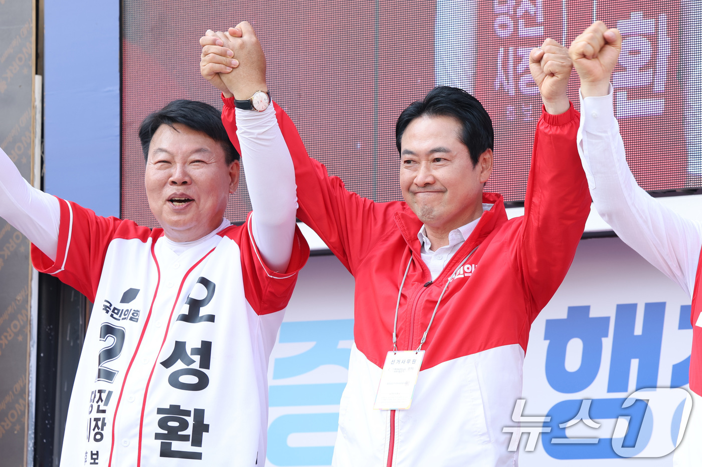(당진=뉴스1) 신웅수 기자 = 장동혁 국민의힘 대표가 2일 충남 당진시 당진구터미널로터리에서 시민들에게 오성환 당진시장 후보 지지를 호소하고 있다. 2026.6.2/뉴스1