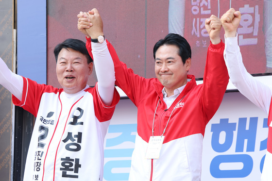 오성환 후보 손 잡은 장동혁 대표
