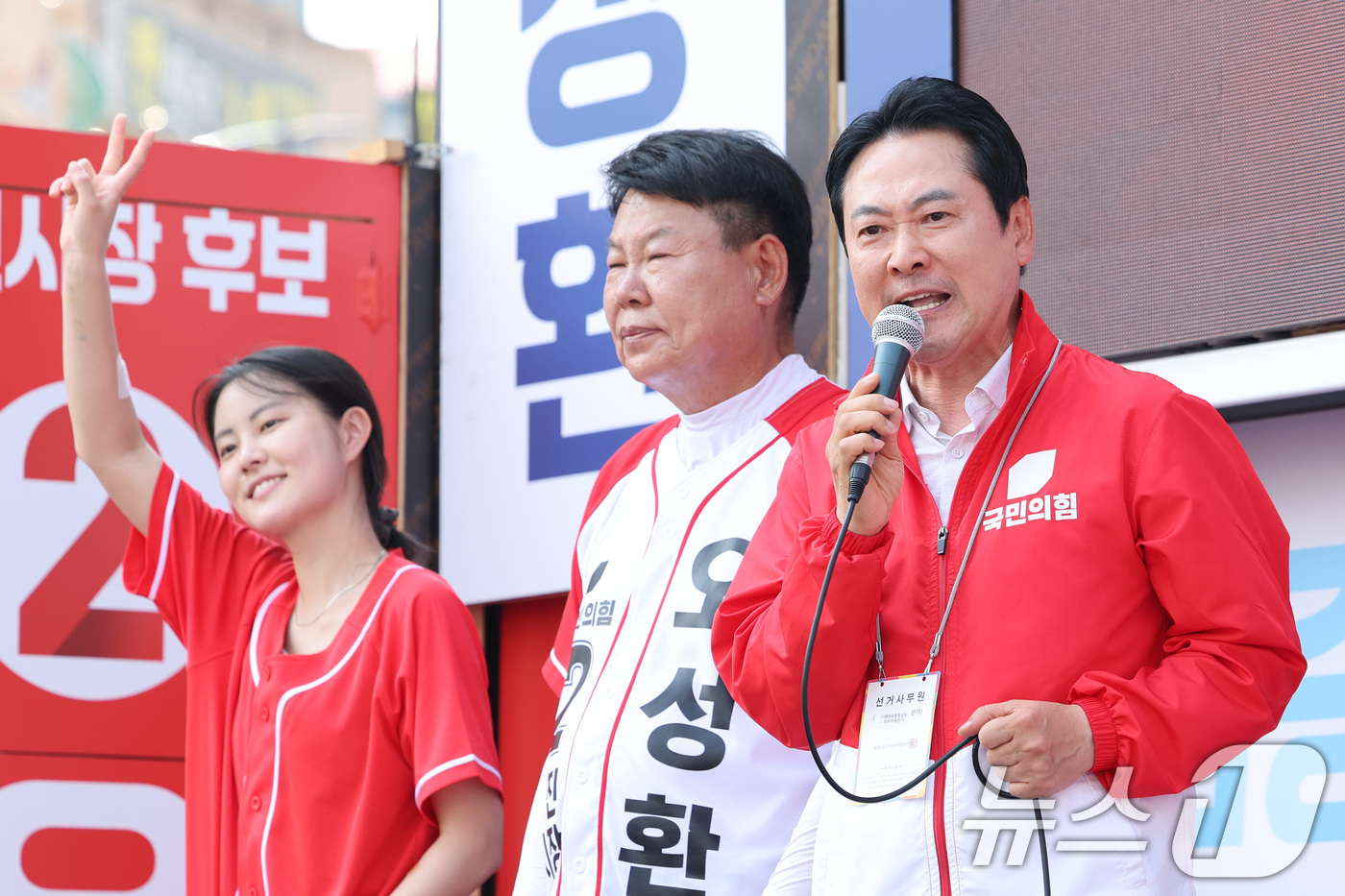 (당진=뉴스1) 신웅수 기자 = 장동혁 국민의힘 대표가 2일 충남 당진시 당진구터미널로터리에서 시민들에게 오성환 당진시장 후보 지지를 호소하고 있다. 2026.6.2/뉴스1