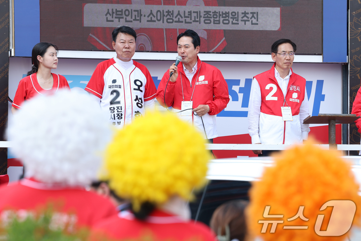 (당진=뉴스1) 신웅수 기자 = 장동혁 국민의힘 대표가 2일 충남 당진시 당진구터미널로터리에서 시민들에게 오성환 당진시장 후보 지지를 호소하고 있다. 2026.6.2/뉴스1