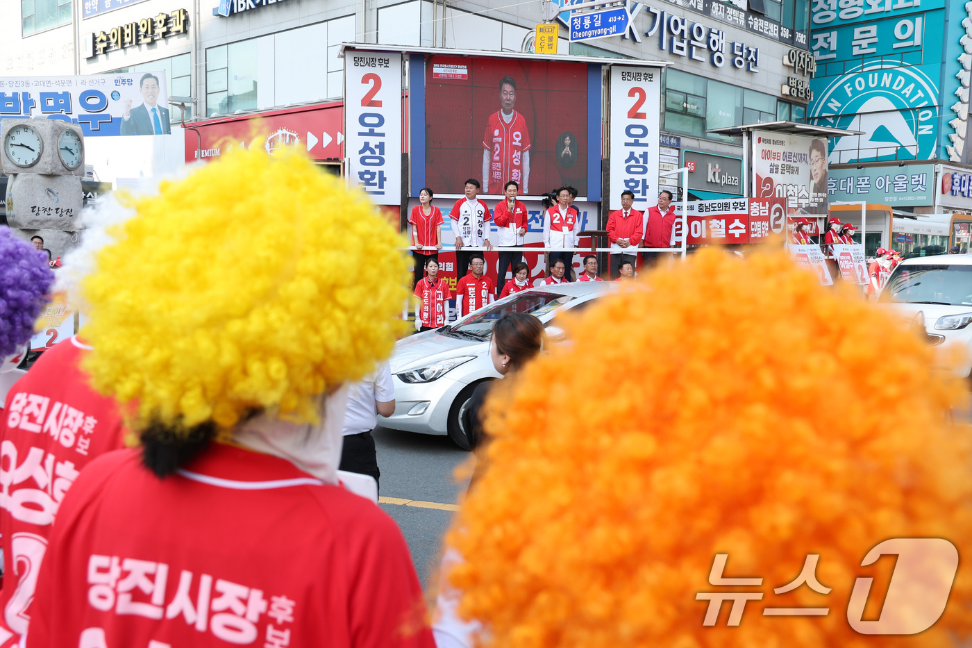 (당진=뉴스1) 신웅수 기자 = 장동혁 국민의힘 대표가 2일 충남 당진시 당진구터미널로터리에서 시민들에게 오성환 당진시장 후보 지지를 호소하고 있다. 2026.6.2/뉴스1