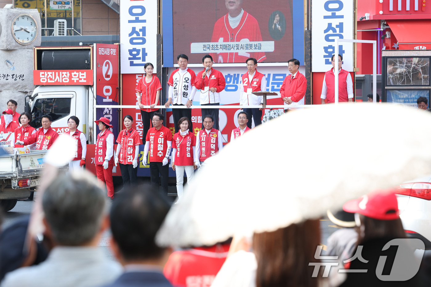 (당진=뉴스1) 신웅수 기자 = 장동혁 국민의힘 대표가 2일 충남 당진시 당진구터미널로터리에서 시민들에게 오성환 당진시장 후보 지지를 호소하고 있다. 2026.6.2/뉴스1